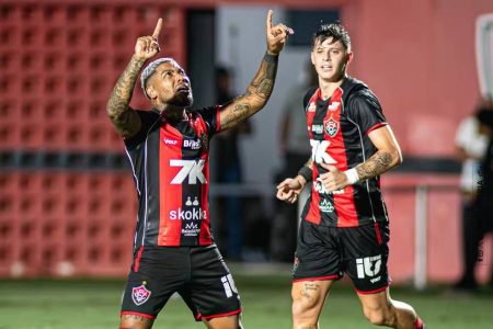 Marinho marca primeiro gol no retorno ao Vitória e se emociona no Barradão