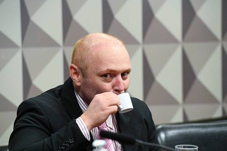 Moraes proíbe hacker do caso Zambelli de trabalhar em empresa de marketing durante a pena