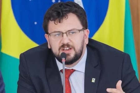 PF encontra mensagem de empresária ligada a Lulinha sobre contrato de canabidiol com ex-assessor de Lula
