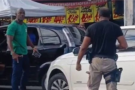 PM saca arma durante discussão de trânsito em Salvador; motorista pede desculpas após repercussão