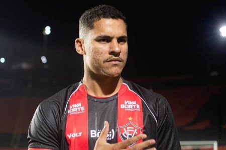 Novo 9! Vitória anuncia atacante Alex Bruno, já regularizado no BID