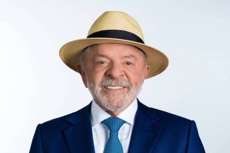 MPE considera regular foto de Lula com chapéu na urna