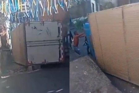 Caminhão desgovernado capota e assusta moradores na Ladeira do Arraial do Retiro, em Salvador