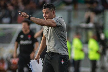 Sem vencer fora, Jair Ventura compara Vitória com campeão da Libertadores