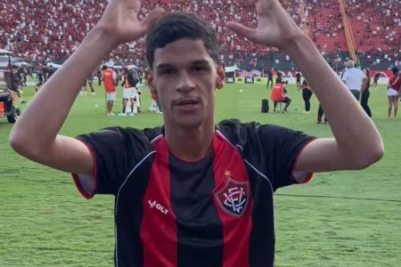 Receba! Luva de Pedreiro marca presença no Ba-Vi com camisa do Vitória