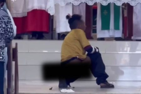 Homem é flagrado defecando próximo ao altar durante missa em Jeremoabo