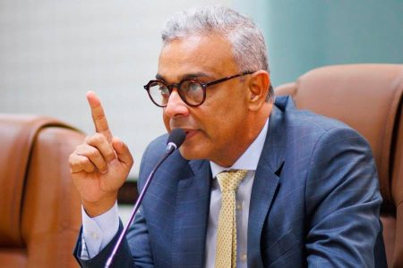 TRE-BA mantém decisão e afasta acusação de fraude à cota de gênero contra André Eloy