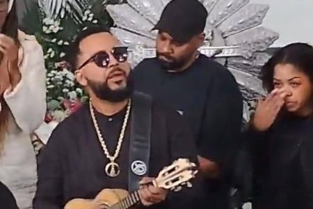 Dudu Nobre se emociona e canta samba durante velório da mãe no Rio de Janeiro