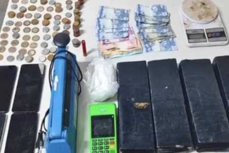 Denúncia leva PM a apreender 4 kg de maconha e cocaína em bar de Carinhanha
