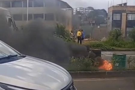 Protesto interdita parcialmente a Avenida Gal Costa e causa congestionamento em Salvador