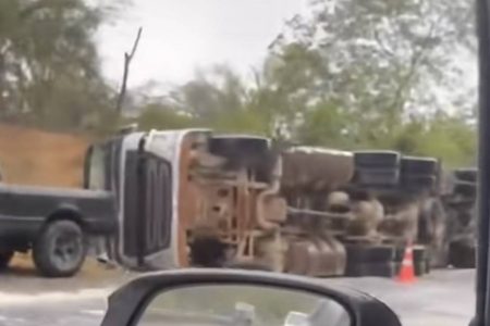 Caminhão carregado de soja tomba e causa congestionamento na BR-242, em Itaberaba