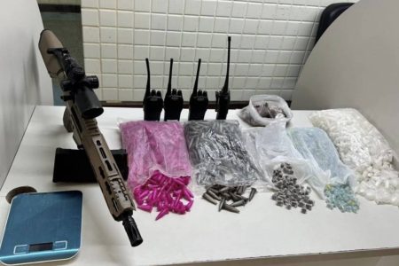 Suspeitos fogem de perseguição e abandonam fuzil e 2 mil porções de drogas em Salvador