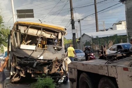 Micro-ônibus bate em poste e deixa trânsito lento na Avenida Gal Costa, em Salvador