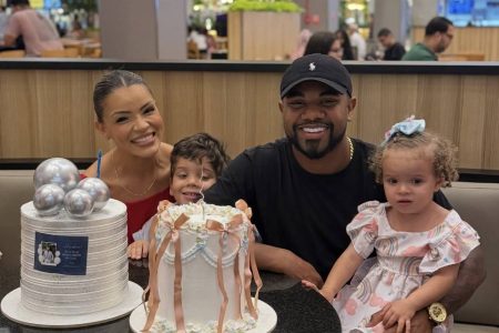 Davi Brito comemora aniversário em shopping de Salvador ao lado da noiva e da família