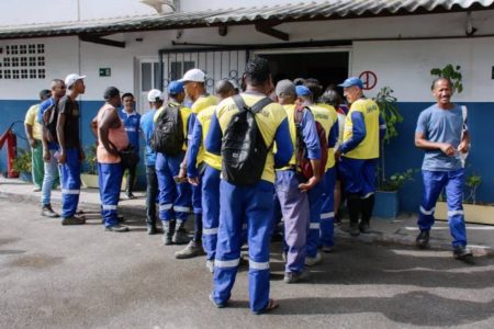 Lauro de Freitas promove vacinação para servidores e reforça cuidados com profissionais da limpeza urbana