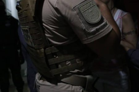 Criminosos invadem casa e fazem seis pessoas reféns no Nordeste de Amaralina
