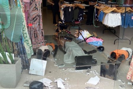 Homem é preso após destruir vitrines de lojas e causar tumulto em Jequié