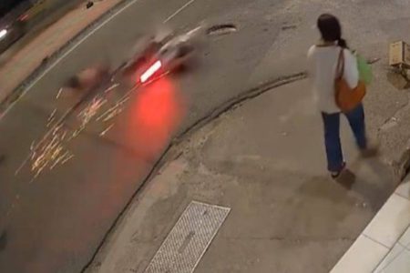 Grave acidente deixa dois feridos na Avenida Afrânio Peixoto