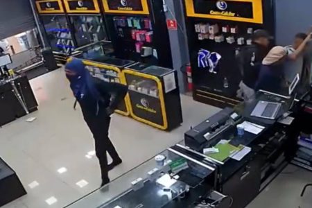 Funcionários são rendidos durante assalto a loja de celulares na Liberdade
