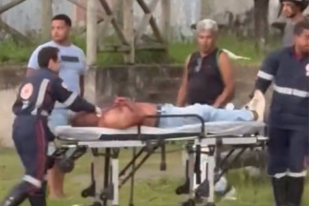 Motociclista sofre corte grave no pescoço após ser atingido por linha com cerol em Camaçari