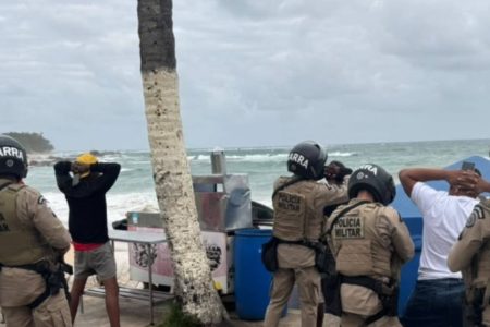 Traficante é preso com mais de 200 porções de drogas enterradas na praia de Itapuã