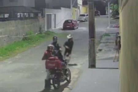 Dupla em moto tenta assaltar cliente e entregador do iFood na Praia do Flamengo