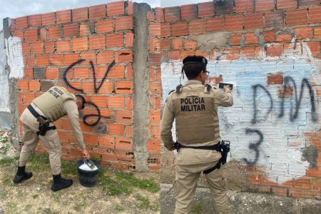 PM remove pichações do CV e BDM usadas para intimidar moradores em Coração de Maria