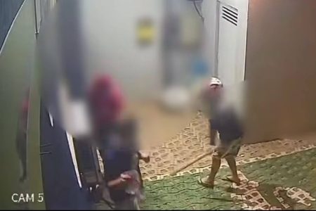 Crianças são agredidas a pauladas após bola atingir portão de vizinho em Vitória da Conquista