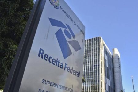 Receita Federal realiza leilão com catamarã, veículos e eletrônicos em Salvador