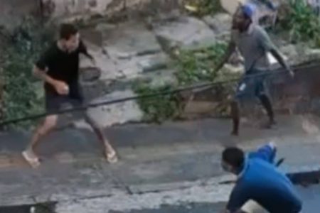 Tentativa de assalto é registrada por câmeras nos Barris; vítima se desespera
