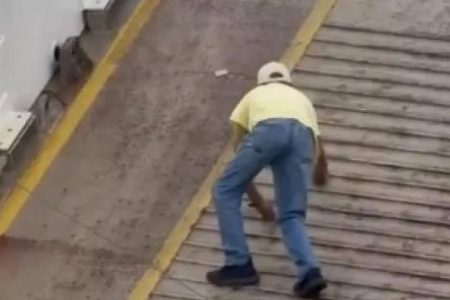 Passageiro se arrisca em ferry-boat pra pegar dinheiro durante travessia Salvador-Bom Despacho