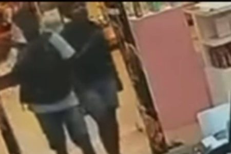 Dupla armada assalta loja de perfumes dentro do Shopping da Bahia
