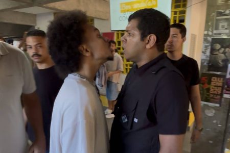 Deputado retira adesivos pró-Lula na Ufba, se envolve em confusão e aluno é agredido
