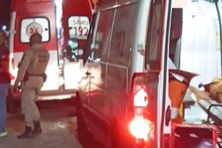 Ataque dentro de residência deixa um morto e dois baleados em Itapetinga