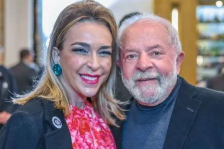 Flávio Bolsonaro publica fotos de Lula com lobista após presidente negar conhecê-la