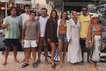 Ivete Sangalo curte férias na França ao lado do namorado e família