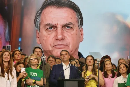 Eleições 2026: Flávio diz que vai usar imagem de Bolsonaro até “o limite que a legislação permitir”
