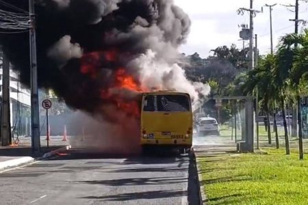 Pane elétrica causa incêndio em ônibus na Avenida Tancredo Neves