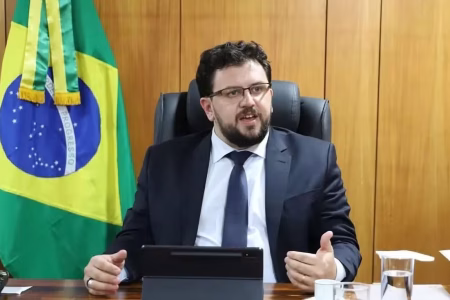 Ex-assessor de Lula teria pedido quadro de 100 mil euros a lobista, aponta PF