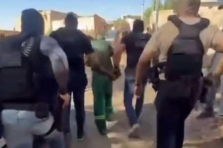 Foragido que matou mãe idosa e estuprou jovens durante saidão do Dia dos Pais é preso usando disfarce
