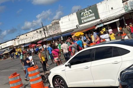 “Sem estacionamento, como vamos trabalhar?”: feirantes bloqueiam avenida contra obras do VLT