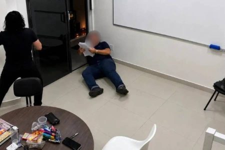 Professor é esfaqueado nove vezes por aluno de 15 anos após nota baixa