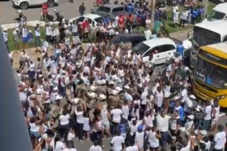 “Sem picanha, a carne mais barata é negra”: Protesto por morte de Leo Lanches chega na convenção de Jerônimo