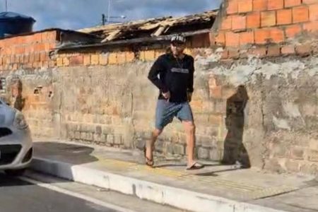 Estudante é assaltada em plena luz do dia em Camaçari; crime é registrado por motorista