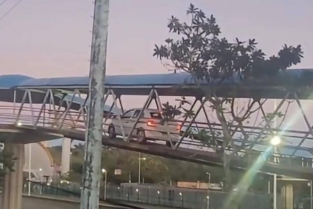 “Quando o motoboy vira motorista”: Carro entra na área de passarela na Avenida Paralela, em Salvador