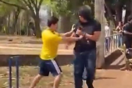 Candidato a deputado toma “dedada” de aluno durante comício em universidade