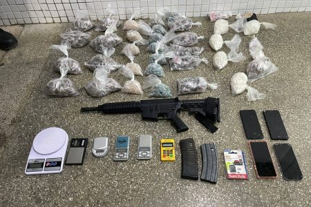 Fuzil com numeração raspada é apreendido no bairro do Arenoso