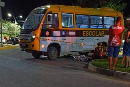 Adolescente morre atropelado por ônibus escolar