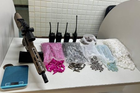 Polícia apreende fuzil e drogas após suspeitos fugirem durante abordagem na Avenida Paralela