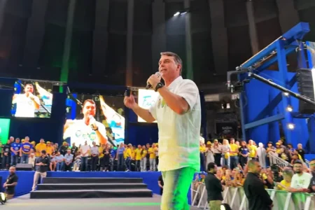 Flávio Bolsonaro defende Bolsa Família e anistia para condenados do 8 de Janeiro